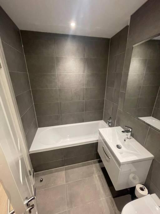 Appartement Marvellous New Build 2 Bed Flat - 1 Ophelia Court à Epsom Extérieur photo