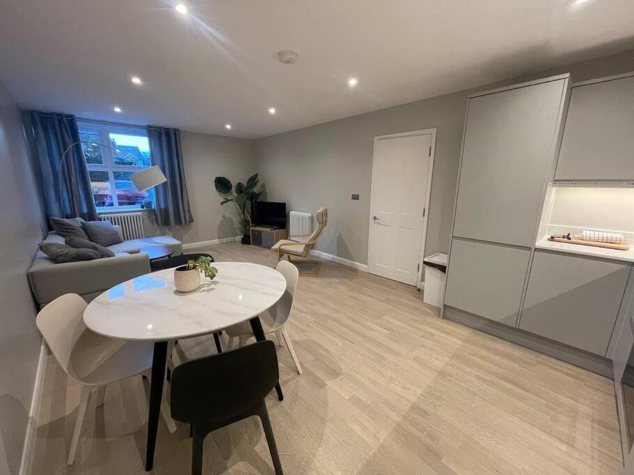 Appartement Marvellous New Build 2 Bed Flat - 1 Ophelia Court à Epsom Extérieur photo